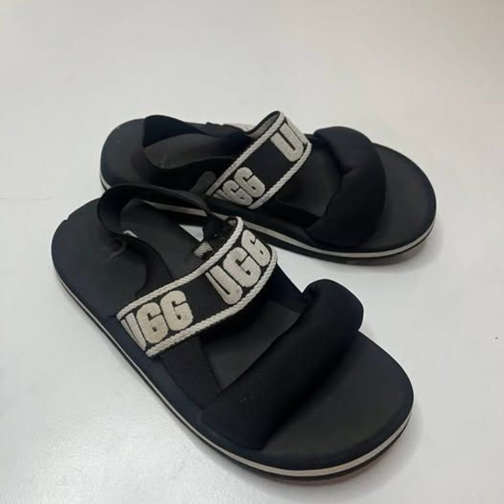 Girls UGG Size 3Y  Sandals with backs